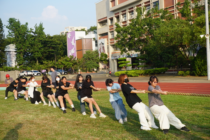 61週年校慶運動會-班際男、女混合15人制拔河賽圖片