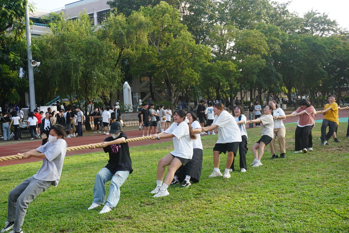 61週年校慶運動會-班際男、女混合15人制拔河賽圖片