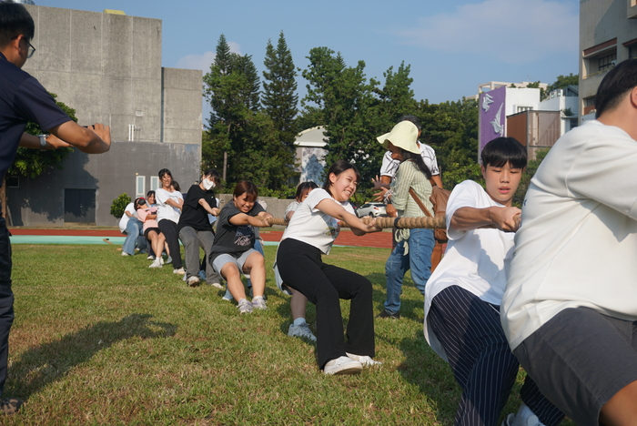 61週年校慶運動會-班際男、女混合15人制拔河賽圖片