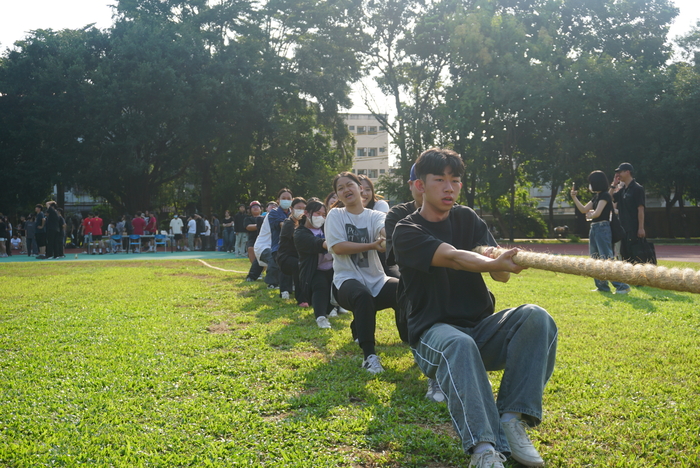 61週年校慶運動會-班際男、女混合15人制拔河賽圖片