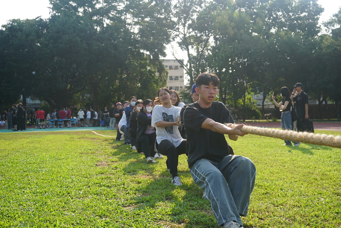 61週年校慶運動會-班際男、女混合15人制拔河賽圖片