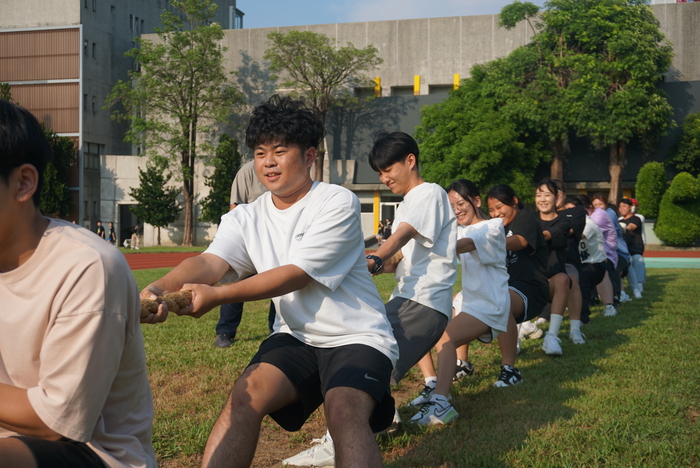 61週年校慶運動會-班際男、女混合15人制拔河賽圖片