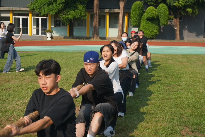 61週年校慶運動會-班際男、女混合15人制拔河賽圖片