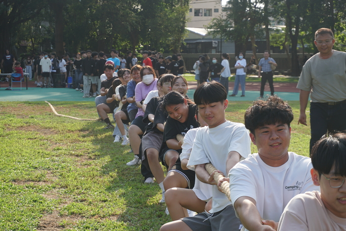 61週年校慶運動會-班際男、女混合15人制拔河賽圖片