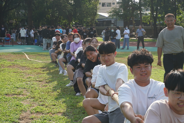 61週年校慶運動會-班際男、女混合15人制拔河賽圖片