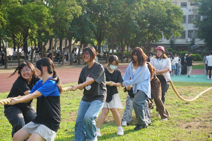 61週年校慶運動會-班際男、女混合15人制拔河賽圖片