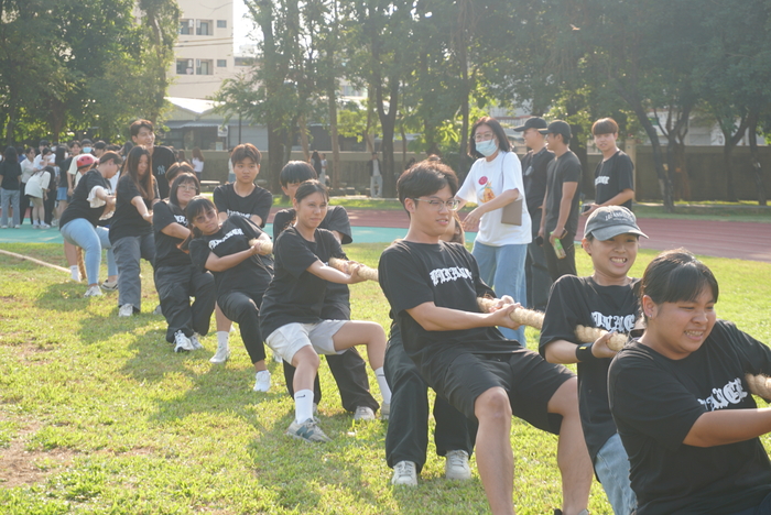 61週年校慶運動會-班際男、女混合15人制拔河賽圖片