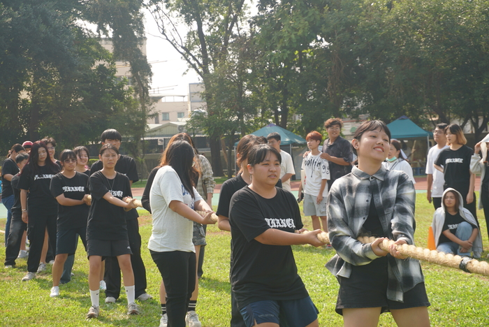 61週年校慶運動會-班際男、女混合15人制拔河賽圖片