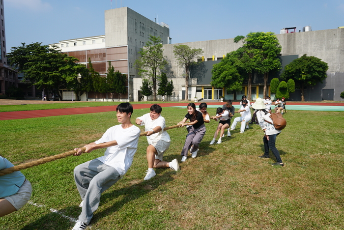 61週年校慶運動會-班際男、女混合15人制拔河賽圖片