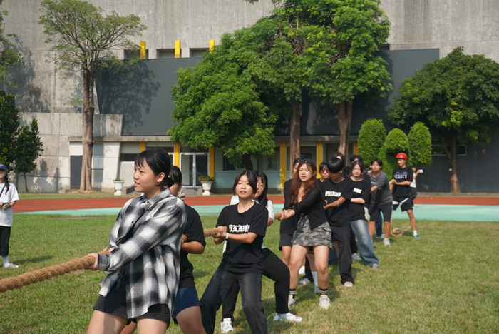 61週年校慶運動會-班際男、女混合15人制拔河賽圖片