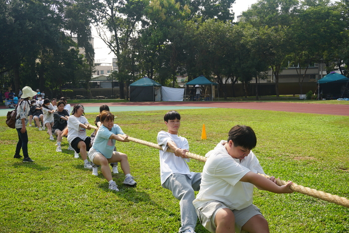 61週年校慶運動會-班際男、女混合15人制拔河賽圖片