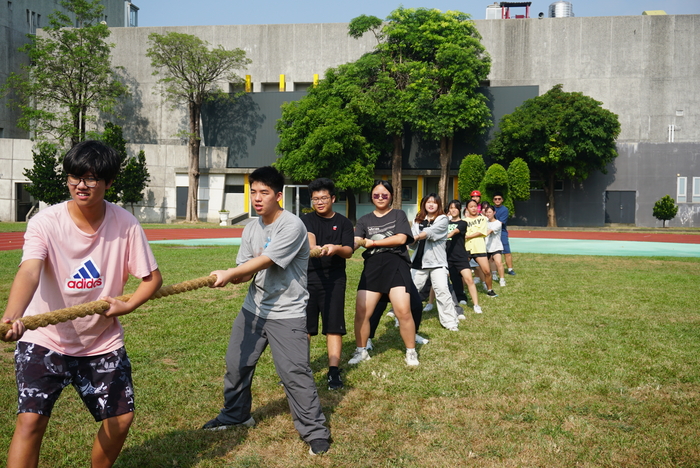 61週年校慶運動會-班際男、女混合15人制拔河賽圖片