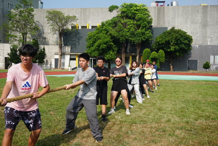 61週年校慶運動會-班際男、女混合15人制拔河賽圖片