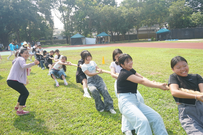 61週年校慶運動會-班際男、女混合15人制拔河賽圖片