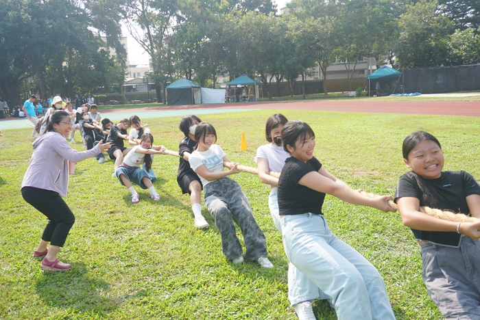 61週年校慶運動會-班際男、女混合15人制拔河賽圖片
