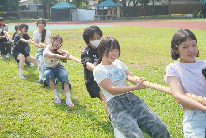 61週年校慶運動會-班際男、女混合15人制拔河賽圖片