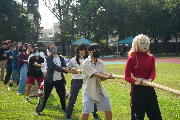 61週年校慶運動會-班際男、女混合15人制拔河賽圖片