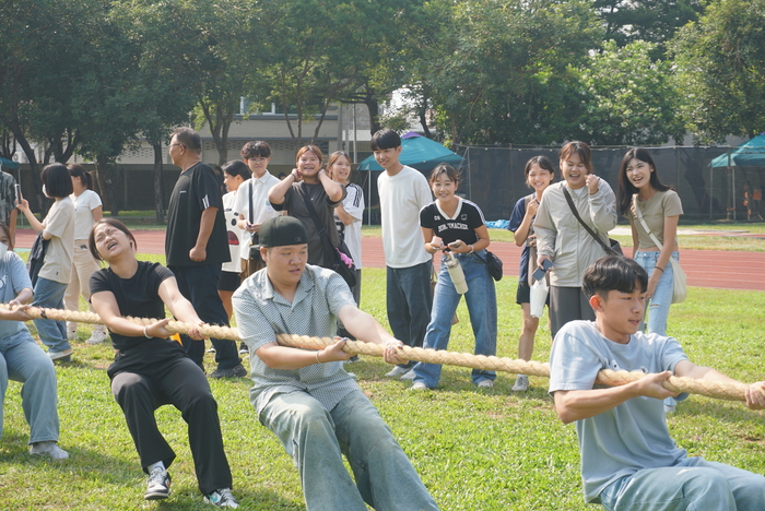 61週年校慶運動會-班際男、女混合15人制拔河賽圖片