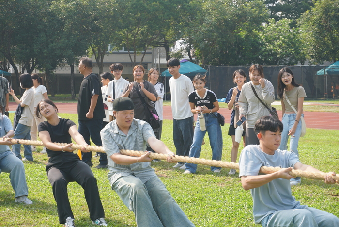 61週年校慶運動會-班際男、女混合15人制拔河賽圖片