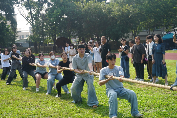 61週年校慶運動會-班際男、女混合15人制拔河賽圖片