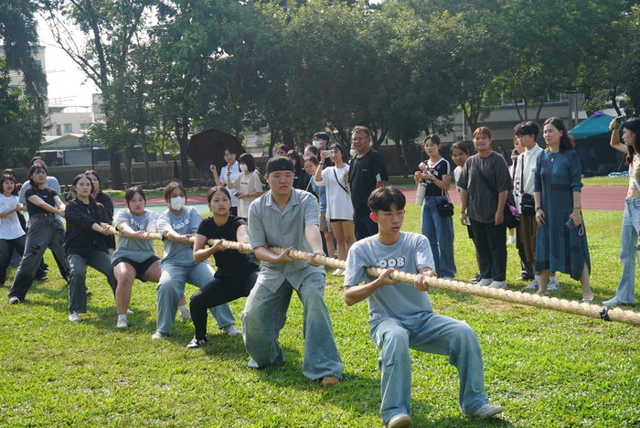 61週年校慶運動會-班際男、女混合15人制拔河賽圖片