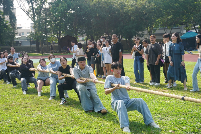 61週年校慶運動會-班際男、女混合15人制拔河賽圖片