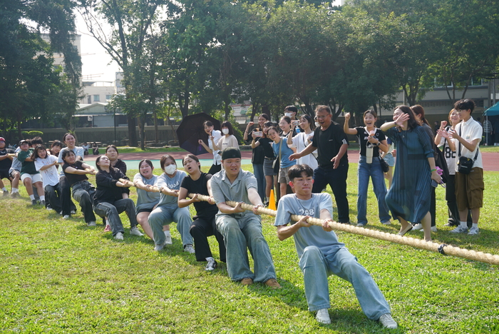 61週年校慶運動會-班際男、女混合15人制拔河賽圖片