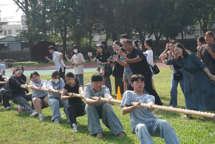 61週年校慶運動會-班際男、女混合15人制拔河賽圖片